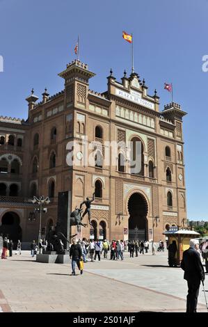 Madrid, Spanien, Europa, Plaza de Toros Gebäude mit Fahnen und Menschen auf dem Platz bei sonnigem Wetter, Stierkampfarena Las Ventas, Plaza de Toros Las Ventas, E Stockfoto