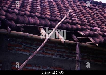 Das Holz, das das Dach des Hauses trägt, fängt an zu verrotten Stockfoto