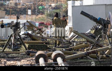 Amirim, Israel. Dezember 2024. Israelische Soldaten in einer Ausstellung von Raketenwerfern verschiedener Größe, die Teil der enormen Ausstellung von gefangengenommenen Hisbollah-Rüstungen ist, die am 23. Dezember 2024 in einer israelischen Armeebasis unweit der Grenze zum Südlibanon ausgestellt wurden. Die IDF stellte etwa 86.000 Gegenstände vor, die im Südlibanon südlich des Litani-Flusses während der Kämpfe gegen die Hisbollah-Truppen, die am 1. Oktober 2024 begannen, gefangen genommen wurden. Foto von Jim Hollander/UPI Credit: UPI/Alamy Live News Stockfoto