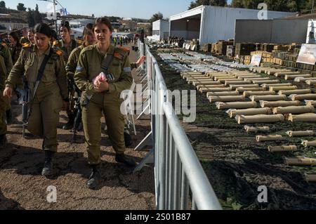 Amirim, Israel. Dezember 2024. Israelische Kampfsoldaten überprüfen kleine Raketen in der riesigen Ausstellung gefangener Hisbollah-Rüstungen, die am 23. Dezember 2024 in einer israelischen Armeebasis unweit der Grenze zum Südlibanon gezeigt wurden. Die IDF stellte etwa 86.000 Gegenstände vor, die im Südlibanon südlich des Litani-Flusses während der Kämpfe gegen die Hisbollah-Truppen, die am 1. Oktober 2024 begannen, gefangen genommen wurden. Foto von Jim Hollander/UPI Credit: UPI/Alamy Live News Stockfoto