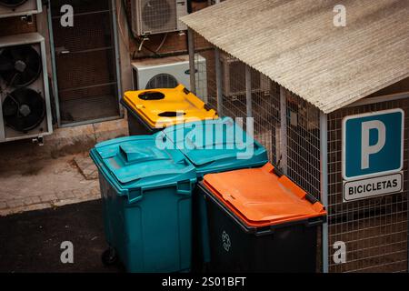 Bunte, helle Müllcontainer zum Sortieren von Verschiedenarmaturen im Hinterhof. Mülltonnen zur Trennung verschiedener Arten von Abfallstoffen. Mülleimer. Stockfoto
