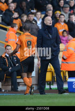 Stale Solbakken, der Cheftrainer/Manager von Wolverhampton Wanderers als Karl Henry von Wolverhampton Wanderers, geht weg, nachdem er rot kardiert wurde. Football -npower Football League Championship - Wolverhampton Wanderers gegen Brighton Stockfoto