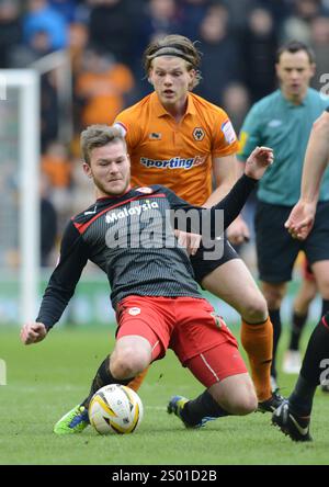 Aron Gunnarsson aus Cardiff City und Bjorn Sigurdarson aus Wolverhampton Wanderers. Football -npower Football League Championship - Wolverhampton Wanderers gegen Cardiff City Stockfoto