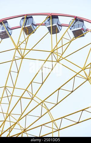 Gelbes Riesenrad mit modernen Hütten im Panfilov Vergnügungspark in Bischkek, Kirgisistan Stockfoto