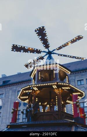 Absichtlich defokussiertes Foto einer traditionellen Weihnachtspyramide auf einem deutschen Weihnachtsmarkt, nützlich für Hintergründe Stockfoto