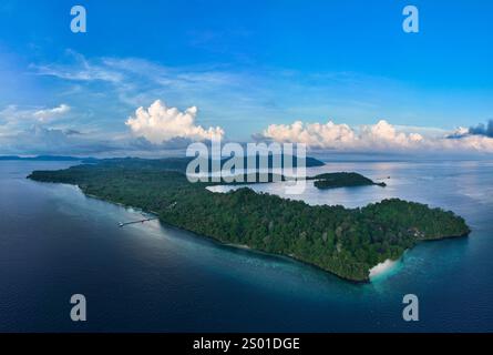 Die malerische Insel Bangka, nördlich von Sulawesi in Indonesien, ist von Korallenriffen und Mangroven gesäumt. Dieses Gebiet ist Teil des Korallendreiecks. Stockfoto