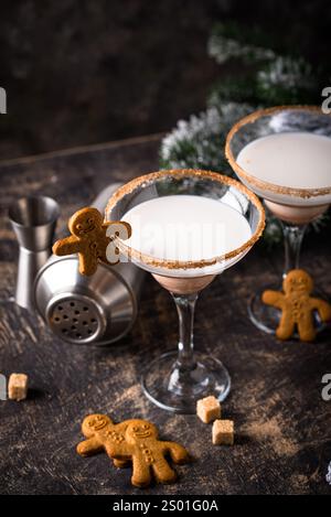 Weihnachtlicher, winterlicher Cocktail mit Eierlikör Stockfoto