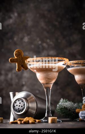 Weihnachtlicher, winterlicher Cocktail mit Eierlikör Stockfoto