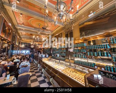 Lissabon, Portugal - 3. September 2023: Das historische Café A Brasileira in Lissabon, Portugal, ist eines der ältesten Cafés Lissabons und stammt aus dem Jahr 1905. Stockfoto