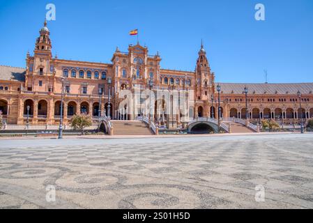 Wunderschöne Plaza de Espana in Sevilla, Spanien. Die plaza wurde 1929 für die Iberoamerikanische Ausstellung fertiggestellt und ist heute ein beliebtes Touristenziel Stockfoto