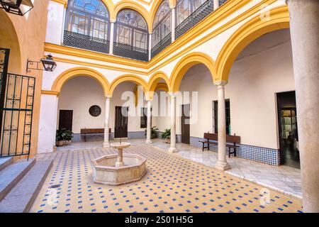 Sevilla, Spanien - 1. September 2023: Reich verzierte Marmorbogensäulen und Innenhof in der islamischen Maske des Königlichen Alcazar von Sevilla Stockfoto