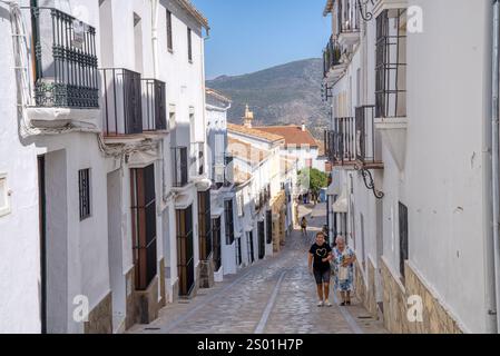 Zahara de la Sierra, Spanien - 2. September 2023: Zahara de la Sierra ist eines der vielen historischen alten weißen Dörfer in der Provinz Cadiz im und Stockfoto