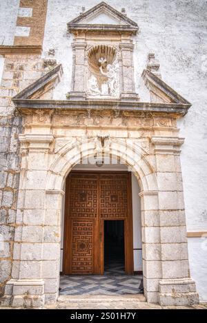 Wunderschöne alte Steinbogentür zu einer mittelalterlichen Kirche in Spanien Stockfoto