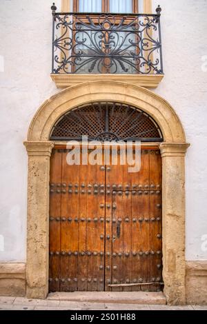 Alte rustikale mittelalterliche Holztür auf einem Steingebäude in Spanien Stockfoto