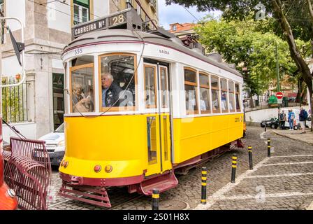 Lissabon, Portugal - 4. September 2023: Die historische Straßenbahnlinie 28 fährt seit 1914 durch Lissabon Stockfoto