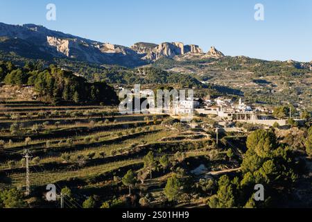 Landschaft der Stadt Benimantell aus Guadalest, Spanien Stockfoto