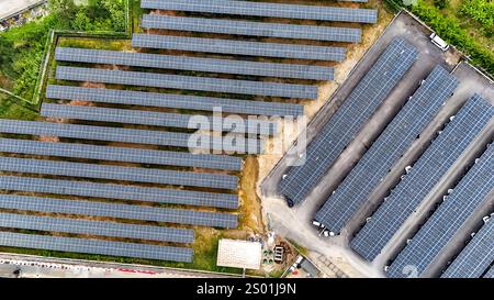 Diese Luftaufnahme zeigt eine riesige Solarpaneel-Installation in einer Anlage für erneuerbare Energien. Reihen von Solarpaneelen erfassen Sonnenlicht effizient, unterstützen Stockfoto