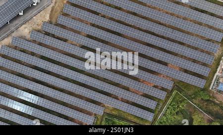 Diese Luftperspektive zeigt eine umfangreiche Installation von Solarpaneelen, die zahlreiche Reihen von Solarenergietechnologien in einem gut organisierten Layout zeigt. Stockfoto