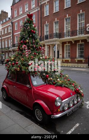 Mini-Auto mit festlicher Weihnachtsdekoration in einer Seitenstraße von Mayfair in Londons reichstem Viertel, England, Großbritannien Stockfoto