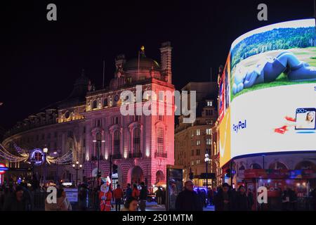 Piccadilly Circus, London 20-12-24. Die Werbetafel an der Kreuzung von Piccadilly ist eine der bekanntesten Ikonen in London und ist al Stockfoto