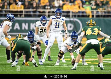 Mark Gronowski (11) studiert die Verteidigung, bevor er am Samstag, den 21. Dezember 2024, im Halbfinalspiel der NCAA FCS zwischen den South Dakota State Jackrabbits und dem North Dakota State Bison im Fargodome in Fargo, ND, spielt. North Dakota gewann 28:21. Russell Hons/CSM Stockfoto