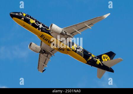 Airbus A320 Flugzeug der Eurowings Airline mit spezieller Dekoration des Fußballteams Borussia Dortmund, der vom Flughafen Gran Canaria, Gan, startet Stockfoto