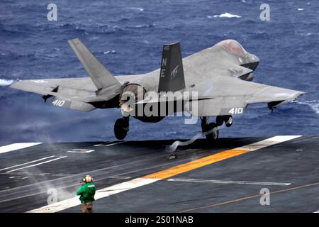 PHILIPPINE SEA (20. Dezember 2024) – ein F35-C Lightning II, der den „Warhawks“ der Strike Fighter Squadron (VFA) 97 zugeordnet ist, startet vom Cockpit aus Stockfoto