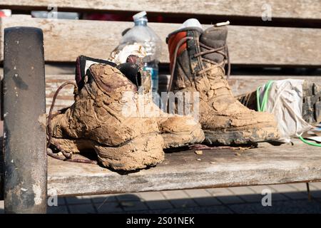 DANA-Flutungseffekte. Überschwemmungseinflüsse, Valencia, Spanien. Schlammige Stiefel Stockfoto