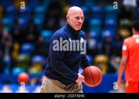 Frankfurt Am Main, Deutschland. Dezember 2024. Denis Wucherer (Skyliners Frankfurt, Trainer) am Ball, GER, Skyliners Frankfurt vs. Ratiopharm Ulm, easycredit BBL, Basketball, Bundesliga, 12. Spieltag, Spielzeit 2024/2025, 23.12.2024. Foto: Eibner-Pressefoto/Florian Wiegand Credit: dpa/Alamy Live News Stockfoto