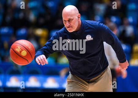 Frankfurt Am Main, Deutschland. Dezember 2024. Denis Wucherer (Skyliners Frankfurt, Trainer) am Ball, GER, Skyliners Frankfurt vs. Ratiopharm Ulm, easycredit BBL, Basketball, Bundesliga, 12. Spieltag, Spielzeit 2024/2025, 23.12.2024. Foto: Eibner-Pressefoto/Florian Wiegand Credit: dpa/Alamy Live News Stockfoto
