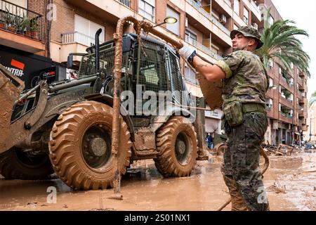 DANA-Flutungseffekte. Überschwemmungseinflüsse, Valencia, Spanien. Militär und Bagger bei Reinigungsarbeiten in Paiporta Stockfoto