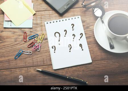 Fragezeichen auf weißem Notizbuch geschrieben Stockfoto