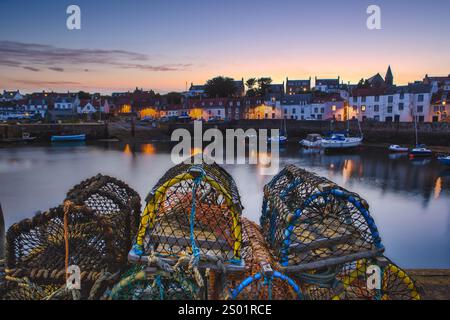 Traditionelle Hummertöpfe und kleine Fischerboote im schottischen East Neuk of Fife Fischerdorf Pittenweem Stockfoto