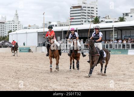 Miami Beach , USA - 17. November. 2024: Polospieler spielen am World Polo League Beach. Polospieler auf den Pferden in Miami Beach, FL Stockfoto