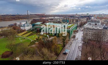 Atemberaubende Aussicht aus der Luft (Panorama) auf den Garten der Warschauer Universitätsbibliothek, fantastischer Himmel: Etwas dramatisch - zu Weihnachten. Swietokrzyski-Brücke und Stockfoto