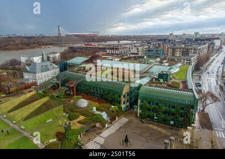 Atemberaubende Aussicht aus der Luft (Panorama) auf den Garten der Warschauer Universitätsbibliothek, fantastischer Himmel: Etwas dramatisch - zu Weihnachten. Swietokrzyski-Brücke und Stockfoto