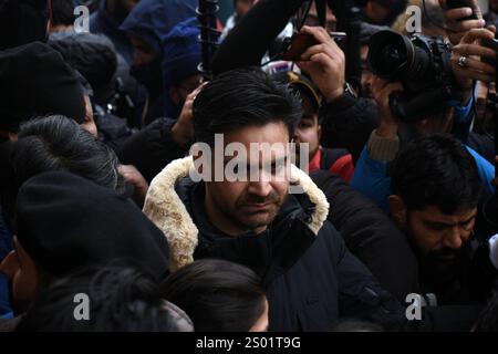 Am 23. Dezember trat Waheed ur Rehman Para, Mitglieder der Demokratischen Volkspartei (PDP), in Gupkar, Srinagar, mit Studenten gegen die Reservierungspolitik zusammen. Die Demonstration fand in der Nähe der Residenzen des Präsidenten der Nationalen Konferenz (NC) Farooq Abdullah und Jammu sowie des kaschmirschen Ministerpräsidenten Omar Abdullah statt. Der Protest wurde von Ruhullah geführt, dem bekannte Persönlichkeiten wie Iltija Mufti, Waheed Parra von der PDP und Scheich Khursheed von der Awami-Ittehad-Partei anschlossen. Ruhullah, der das Thema kürzlich im Parlament angesprochen hat, forderte die Regierung auf, entweder den Vorbehalt zu revidieren Stockfoto