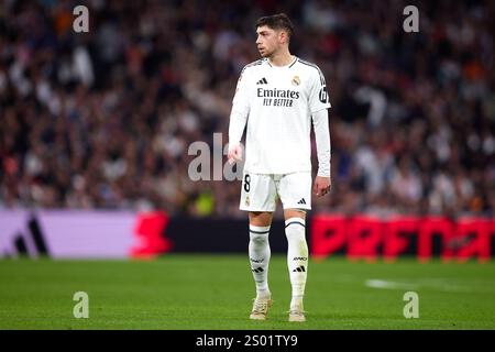 MADRID, SPANIEN - 22. DEZEMBER: Federico Valverde von Real Madrid während des LaLiga-Spiels zwischen Real Madrid CF und Sevilla FC im Estadio Santiago Bernabeu am 22. Dezember 2024 in Madrid. (Foto von QSP) Stockfoto
