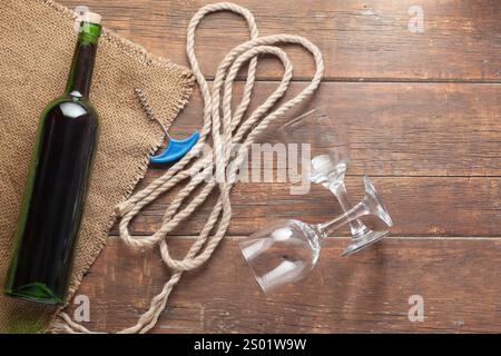 Wein, Gläser und Korkenzieher über Stein Hintergrund. Stockfoto