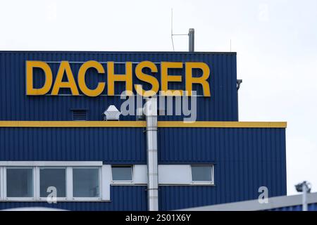 Schriftzug / Logo des Unternehmens DACHSER am 23.12.2024 in München die Dachser Group SE & Co. KG Eigenschreibweise: DACHSER ist die Konzernobergesellschaft eines deutschen Logistikunternehmens mit Sitz in Kempten. *** Schriftzug Logo der Firma DACHSER am 23 12 2024 in München Dachser Group SE Co KG Rechtschreibung DACHSER ist die Muttergesellschaft eines deutschen Logistikunternehmens mit Sitz in Kempten xMSx Stockfoto