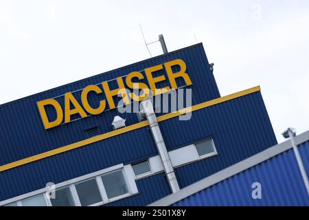 Schriftzug / Logo des Unternehmens DACHSER am 23.12.2024 in München die Dachser Group SE & Co. KG Eigenschreibweise: DACHSER ist die Konzernobergesellschaft eines deutschen Logistikunternehmens mit Sitz in Kempten. *** Schriftzug Logo der Firma DACHSER am 23 12 2024 in München Dachser Group SE Co KG Rechtschreibung DACHSER ist die Muttergesellschaft eines deutschen Logistikunternehmens mit Sitz in Kempten xMSx Stockfoto