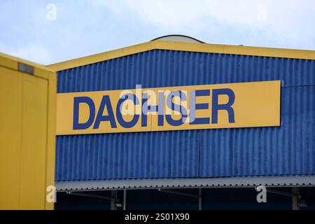 Schriftzug / Logo des Unternehmens DACHSER am 23.12.2024 in München die Dachser Group SE & Co. KG Eigenschreibweise: DACHSER ist die Konzernobergesellschaft eines deutschen Logistikunternehmens mit Sitz in Kempten. *** Schriftzug Logo der Firma DACHSER am 23 12 2024 in München Dachser Group SE Co KG Rechtschreibung DACHSER ist die Muttergesellschaft eines deutschen Logistikunternehmens mit Sitz in Kempten xMSx Stockfoto