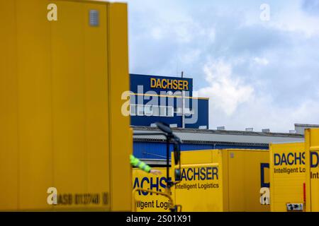 Schriftzug / Logo des Unternehmens DACHSER am 23.12.2024 in München die Dachser Group SE & Co. KG Eigenschreibweise: DACHSER ist die Konzernobergesellschaft eines deutschen Logistikunternehmens mit Sitz in Kempten. *** Schriftzug Logo der Firma DACHSER am 23 12 2024 in München Dachser Group SE Co KG Rechtschreibung DACHSER ist die Muttergesellschaft eines deutschen Logistikunternehmens mit Sitz in Kempten xMSx Stockfoto