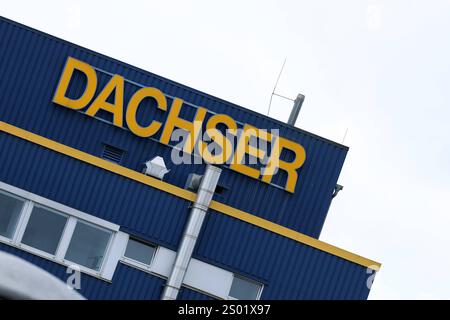 Schriftzug / Logo des Unternehmens DACHSER am 23.12.2024 in München die Dachser Group SE & Co. KG Eigenschreibweise: DACHSER ist die Konzernobergesellschaft eines deutschen Logistikunternehmens mit Sitz in Kempten. *** Schriftzug Logo der Firma DACHSER am 23 12 2024 in München Dachser Group SE Co KG Rechtschreibung DACHSER ist die Muttergesellschaft eines deutschen Logistikunternehmens mit Sitz in Kempten xMSx Stockfoto