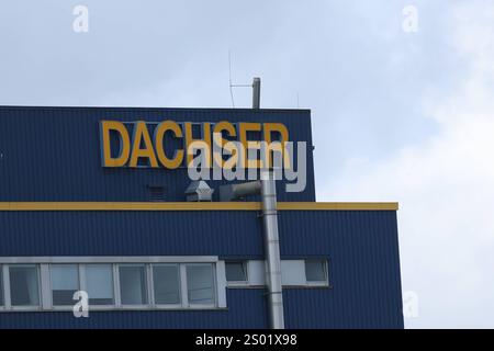 Schriftzug / Logo des Unternehmens DACHSER am 23.12.2024 in München die Dachser Group SE & Co. KG Eigenschreibweise: DACHSER ist die Konzernobergesellschaft eines deutschen Logistikunternehmens mit Sitz in Kempten. *** Schriftzug Logo der Firma DACHSER am 23 12 2024 in München Dachser Group SE Co KG Rechtschreibung DACHSER ist die Muttergesellschaft eines deutschen Logistikunternehmens mit Sitz in Kempten xMSx Stockfoto