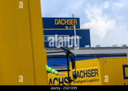 Schriftzug / Logo des Unternehmens DACHSER am 23.12.2024 in München die Dachser Group SE & Co. KG Eigenschreibweise: DACHSER ist die Konzernobergesellschaft eines deutschen Logistikunternehmens mit Sitz in Kempten. *** Schriftzug Logo der Firma DACHSER am 23 12 2024 in München Dachser Group SE Co KG Rechtschreibung DACHSER ist die Muttergesellschaft eines deutschen Logistikunternehmens mit Sitz in Kempten xMSx Stockfoto