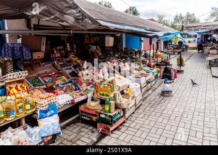 Ein Markt mit vielen verschiedenen Arten von Lebensmitteln und Produkten. Der Markt ist offen und geschäftig Stockfoto