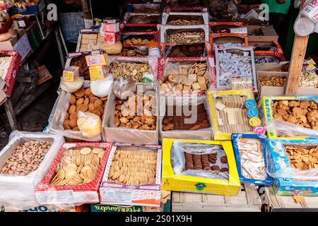 Eine Vielzahl von Keksen und anderen Snacks werden in Kartons und Taschen ausgestellt. Die Boxen haben verschiedene Größen und Farben, und die Snacks sind in einem W angeordnet Stockfoto