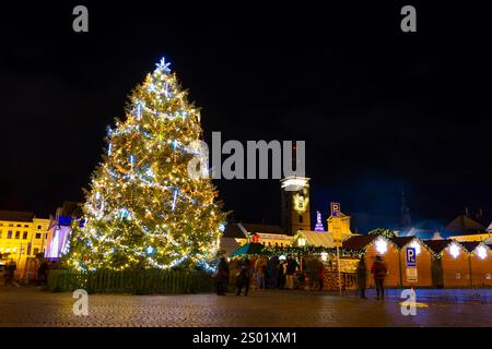 Weihnachtsmarkt und Weihnachtsbaum in Ceske Budejovice. Heiligabend. Stockfoto