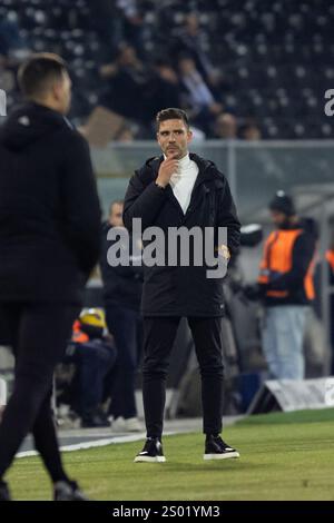 Guimaraes, Guimaraes, Portugal. Dezember 2024. TIAGO MARGARIDO Cheftrainer von Nacional, gesehen während des Liga Portugal Betclic 2024/25 Spiel zwischen Vitoria SC und Nacional bei Estadio D. Afonso Henriques 23, 2024 in Guimaraes, Portugal. Endnote Vitoria SC 2 - 2 Nacional (Bild: © Miguel Lemos/ZUMA Press Wire) NUR REDAKTIONELLE VERWENDUNG! Nicht für kommerzielle ZWECKE! Stockfoto